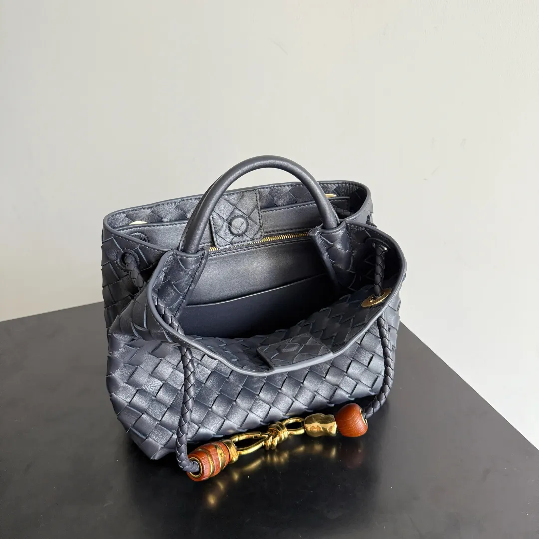 The new Andiamo batch of 3060 BV is shipped‼ ️The classic intercciato weaving process is used to create a soft bag, the metal knot is made of micro-cast aluminum using jewelry technology🪢, and the decorative beads are made of metal and hand-polished oak, allowing you to jump repeatedly between elegance and fun💃, making it unpredictable. Classic and versatile, it shows off your temperament, and the bag has a large capacity, making it very convenient for daily commuting! It has a variety of carrying methods, the shoulder straps can be adjusted by yourself, the original lambskin feels soft and delicate, and the unisex style breaks gender boundaries and brings a more practical and long-lasting use experience. The Andiamo, which has both elegant and casual styles, perfectly interprets the "fashionable old money style". Style number: 743568+wood hardware Color: space blue gold buckle Size: 25*22*10.5cm